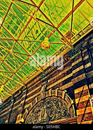 Contrasting old and new architecture at Nottingham railway station Stock Photo