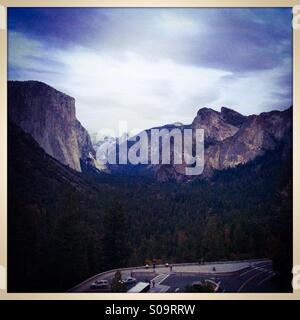 Tourists look at Yosemite Valley from the famous Tunnel View vista on Wawona Road during fall. Yosemite Valley, Yosemite National Park, Mariposa County, California, USA Stock Photo