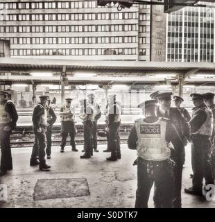 Metropolitan and British transport police on duty at Victoria station. Stock Photo