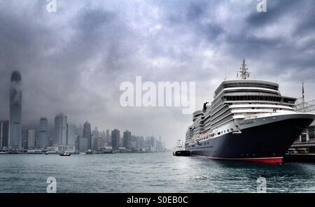 Queen Elizabeth cruise ship in Hong Kong harbour Stock Photo