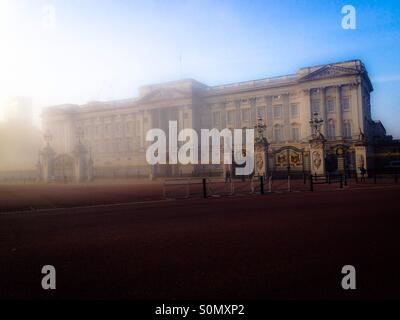 Buckingham Palace in the early morning mist Stock Photo