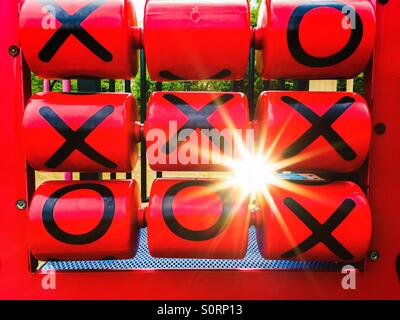 Una partita di tris (Tic Tac Toe) gioco per bambini in un parco Foto stock  - Alamy