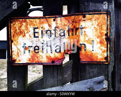 Einfahrt freihalten sign on a fence in Germany, translation: keep the driveway clear Stock Photo
