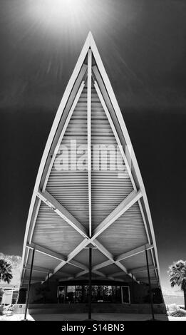 A mid-century modern roof line of a building in Palm Springs Stock Photo