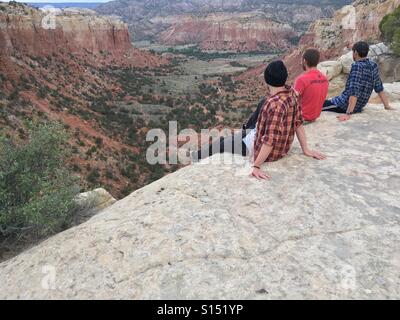 Sitting on the edge, Kitchen Mesa Trail, Santa Fe National Forest, NM, USA Stock Photo