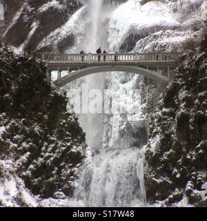 Multnomah Falls in winter, snow and icicles, Columbia River Gorge, Oregon Stock Photo