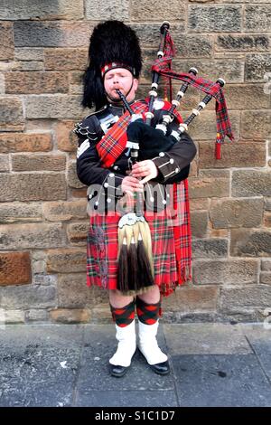 Man playing bagpipes in Edinburgh Stock Photo