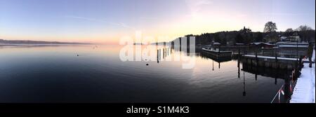 Sonnenuntergang am Starnberger See, ruhiges Wasser, windstill, Panorama, gelb-blau, Naturidylle, Bayern Stock Photo