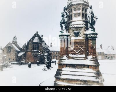 UK Weather: Sherborne, Dorset. Snow falls on the Digby Memorial in the historic market town of Sherborne as the so called mini Beast from the East brings another icy blast to the South West. Stock Photo