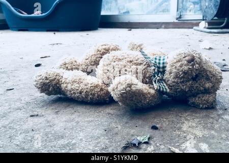 Discarded teddy bear Stock Photo - Alamy