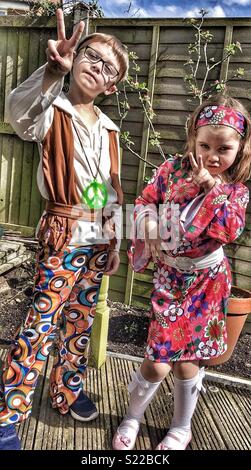 Hippies 1960s flower power hi-res stock photography and images - Alamy