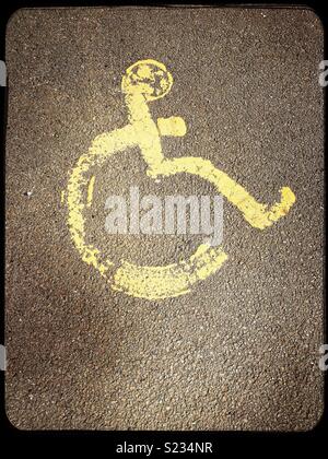 Handicapped parking sign on cracked brick wall Stock Photo - Alamy