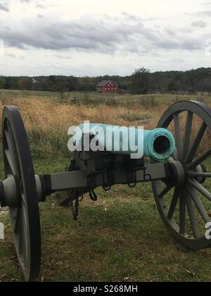 Gettysburg civil war cannon field and barn Stock Photo