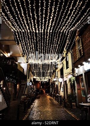 Lights and Cobblestones in Ashton Lane, Glasgow’s West End Stock Photo