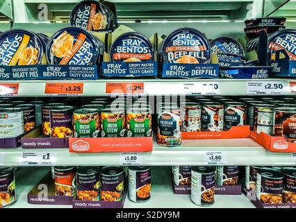 https://l450v.alamy.com/450v/s2dy9m/fray-bentos-pies-and-tinned-food-for-sale-on-supermarket-shelves-s2dy9m.jpg