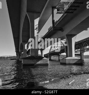 Black and white photo of the I-90 bridge to Mercer Island over Lake Washington, Seattle Stock Photo