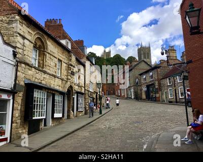 A view up Steep Hill, Lincoln looking up to Lincoln Cathedral and the Bishop’s Palace, with ‘Jew’s House’ and ‘Jews’ Court’ on the left centre of medieval Jewish Lincoln. Stock Photo