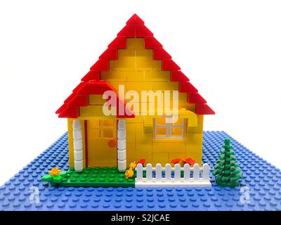 sekstant Continental subtropisk Yellow LEGO house with red roof Stock Photo - Alamy