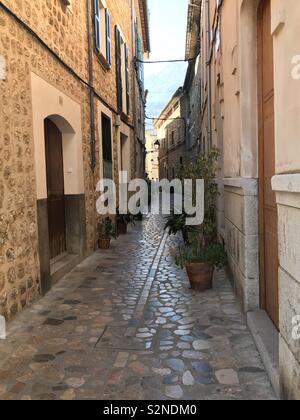 Enge Gasse auf Mallorca - small alley on Mallorca Stock Photo