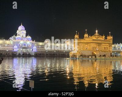 The Golden Temple (Sri Harmandir Sahib) in Amritsar, the holiest shrine of the Sikhs Stock Photo