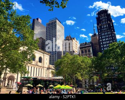 New Yorkers enjoy the outdoor lawn in Terrace in Bryant Park in the summertime behind the New York Public Library Main branch on 5th Ave., New York City, USA Stock Photo