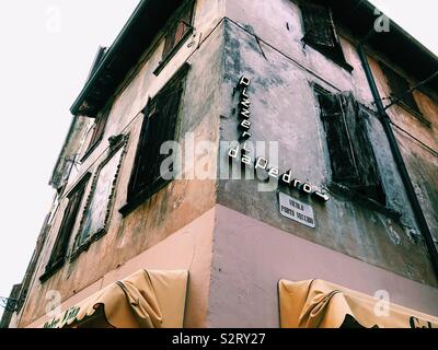 Clever pizzeria sign on rustic building in Malcesine, Italy Stock Photo