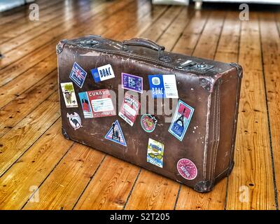Valise vintage avec de vieux autocollants Voyage Photo Stock - Alamy