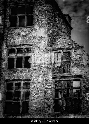 Black and white image of Hardwick Old Hall, Derbyshire, England. Tudor period house built between 1587-96 for Bess of Hardwick, Elizabeth Shrewsbury Stock Photo