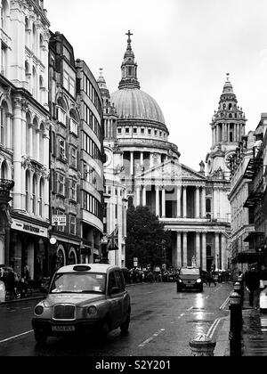 St Pauls Cathedral, London taxis in the foreground Stock Photo