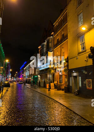 Temple bar pubs and restaurants at night in Dublin, Republic of Ireland Stock Photo