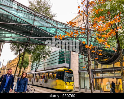 Glass tunnel bridge next to Selfridges in Manchester Stock Photo