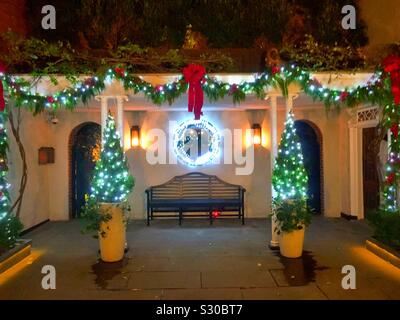 Christmas decorations light up the courtyard at the historic landmark townhouse at 152 E. 38th St. in Murray Hill, NYC, USA Stock Photo