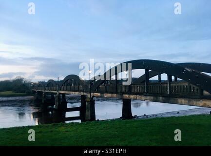 Kirkcudbright Bridge over the River Dee At dusk. A concrete bridge with arch trusses built in 1926 in Kirkcudbright, Kirkcudbrightshire, Dumfries and Galloway, Scotland Stock Photo