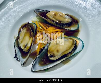 Freshly cooked New Zealand Mussels in ponzu sauce Stock Photo