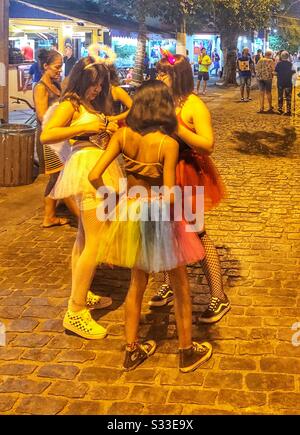 https://l450v.alamy.com/450v/s33e9x/young-girls-dressed-for-carnaval-in-buzios-brazil-s33e9x.jpg