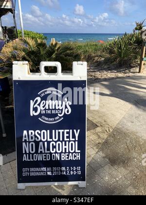 Landmark sign for Benny’s on the Beach warning “absolutely no alcohol allowed on the beach” at Lake Worth Beach and pier, Florida. Stock Photo