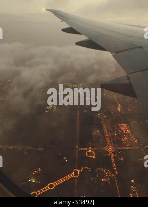 An Emirates 777 plane flying into Dubai International Airport Stock Photo