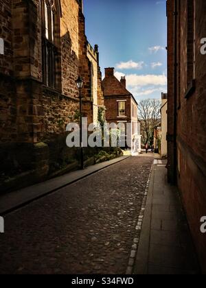 Architecture of Durham City, North East England. Quaint medieval backstreet with cobbled road on Bow Lane leading to Kingsgate Bridge, Durham Stock Photo