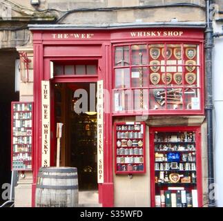 Storefront - The “Wee” Whiskey Shop on the Royal Mile, Edinburgh, Scotland Stock Photo