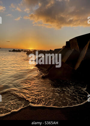 Bonita puesta de sol en una playa de la Isla de La Palma en el archipiélago Canario   España Stock Photo