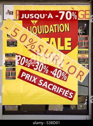 20% to 70% off closing down sale notice in shop window - Loches, Indre-et-Loire, France. Stock Photo
