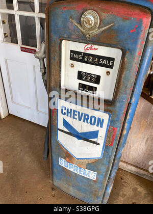 Old chevron gas pump hi-res stock photography and images - Alamy