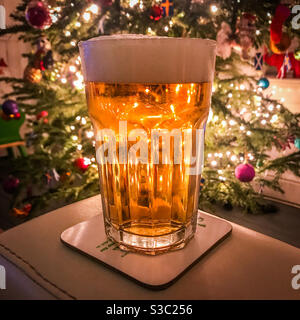 https://l450v.alamy.com/450v/s3c256/pint-glass-of-lager-beer-in-front-of-a-christmas-tree-s3c256.jpg