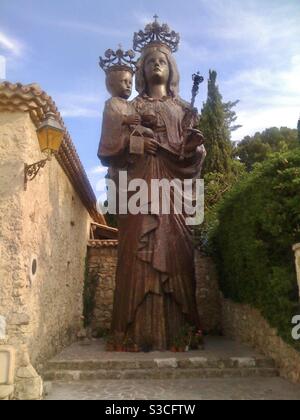 Giant metal statue of the Virgin Mary (Madonna) with baby Jesus by an old house in St Jean Cap Ferrat, Nice, France. Stock Photo