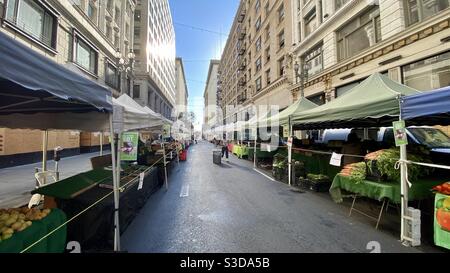 LOS ANGELES, CA, NOV 2020: Sunday morning farmers' market at opening time in Historic Core, Downtown, with ropes and other social distancing measures during Covid-19 pandemic Stock Photo