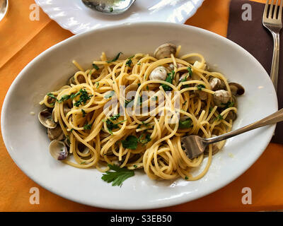 Original alle vongole in bianco” (spaghetti with clams Stock Photo - Alamy