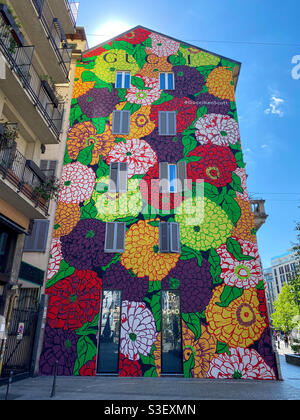 Gucci Wall in Milan Stock Photo - Alamy