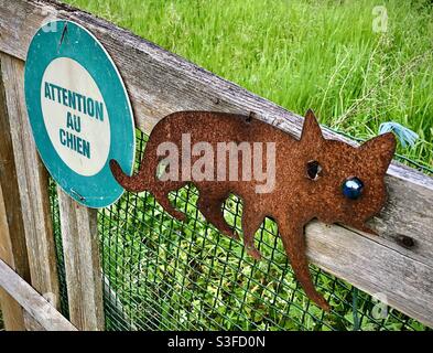 Logo attention au chien. Stock Vector