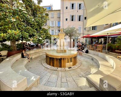 Old public washing place fountain surrounded by trees, flowers and restaurants in downtown La Ciotat, near Marseille, Bouches-du-Rhône, Provence-Alpes-Côte d'Azur, south of France Stock Photo