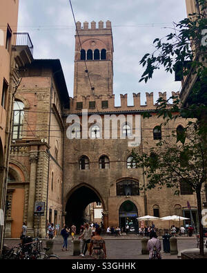 Palazzo Re Enzo, Bologna. Captured at the battle of Fossalta in 1249, King Enzo of Sardinia, son of Emperor Friedrich II, was held captive in the palace til the end of his life Stock Photo